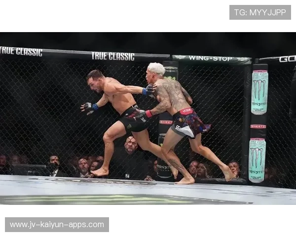 UFC 轻量级对决双方互换重拳场面震撼